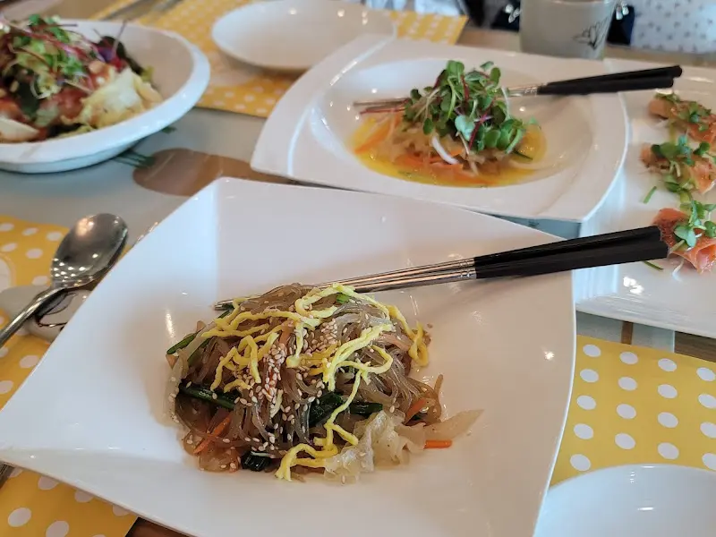 샐러드, 해파리냉채, 잡채 등 다채로운 퓨전 한정식 메뉴