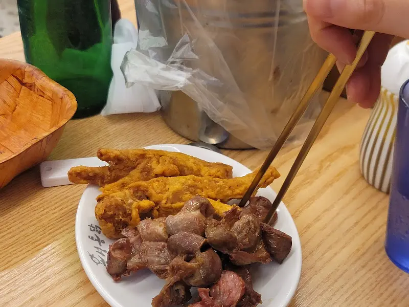 기본 안주로 제공되는 닭똥집과 닭발