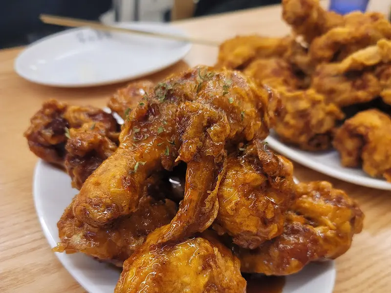 윤기가 자르르 흐르는 양념치킨