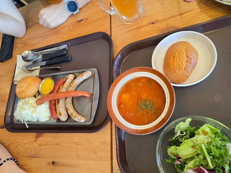 커리부어스트와 샐러드, 빵