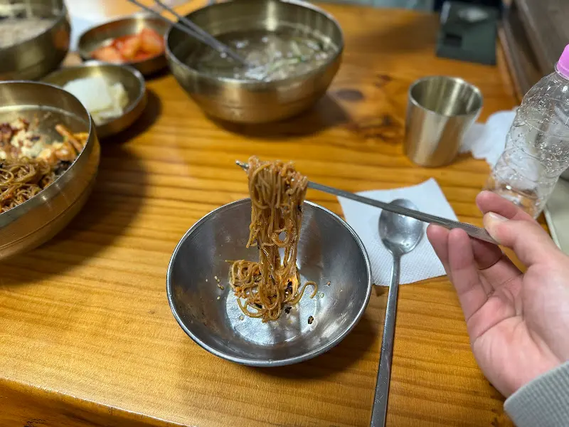 비빔 막국수 비비는 모습