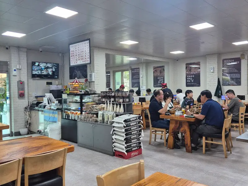 천서리 막국수 내부 전경