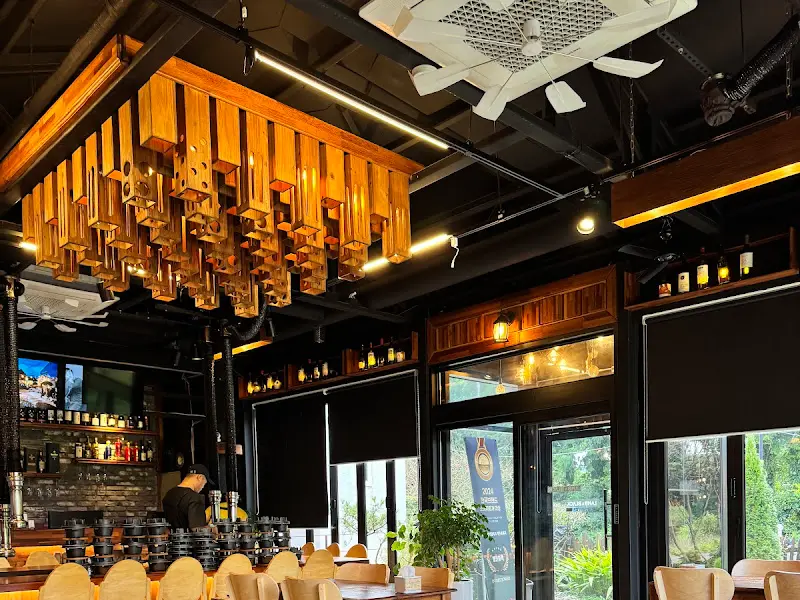 독특한 조명 아래 아늑한 식사 공간