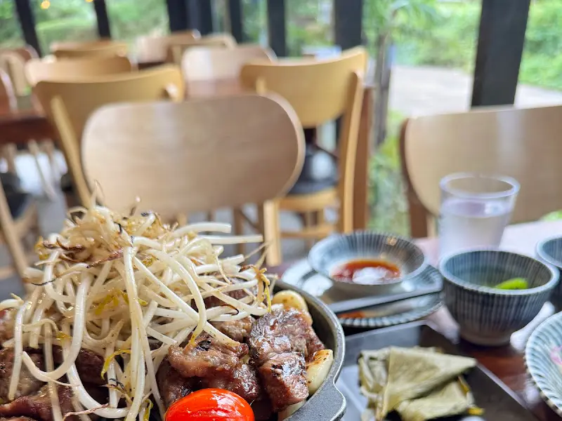 싱싱한 야채와 함께 제공되는 양갈비