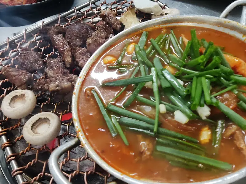 밥을 시키면 함께 나오는 김치찌개