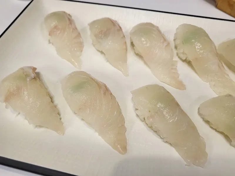 윤기가 흐르는 광어 초밥