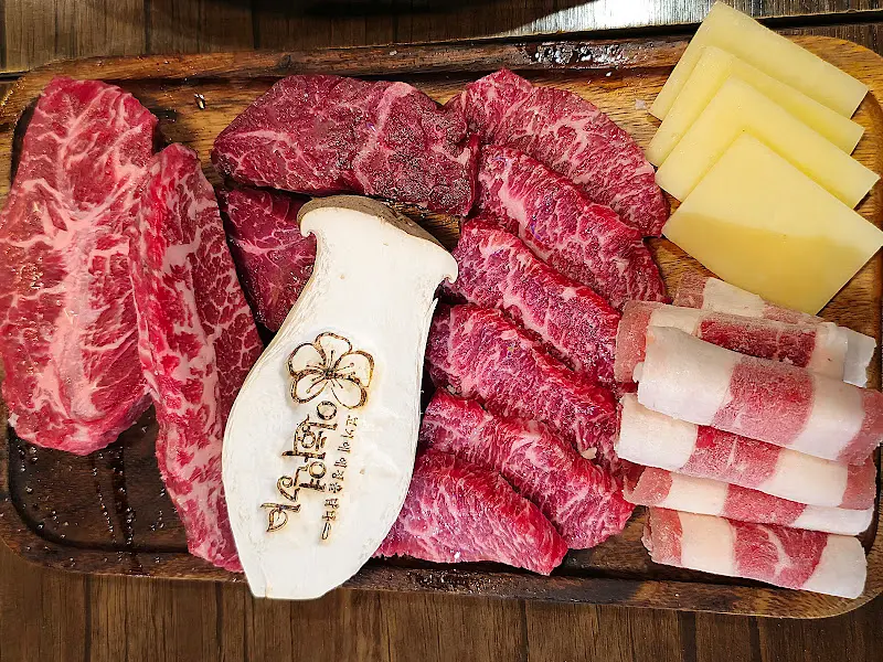 육즙 가득한 소고기와 이화연가 표식이 새겨진 버섯