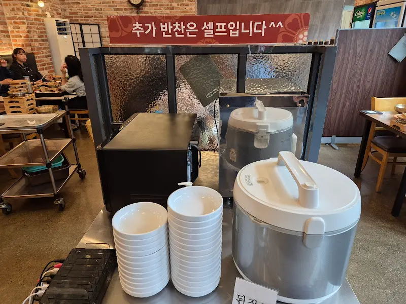 추가 반찬은 셀프입니다