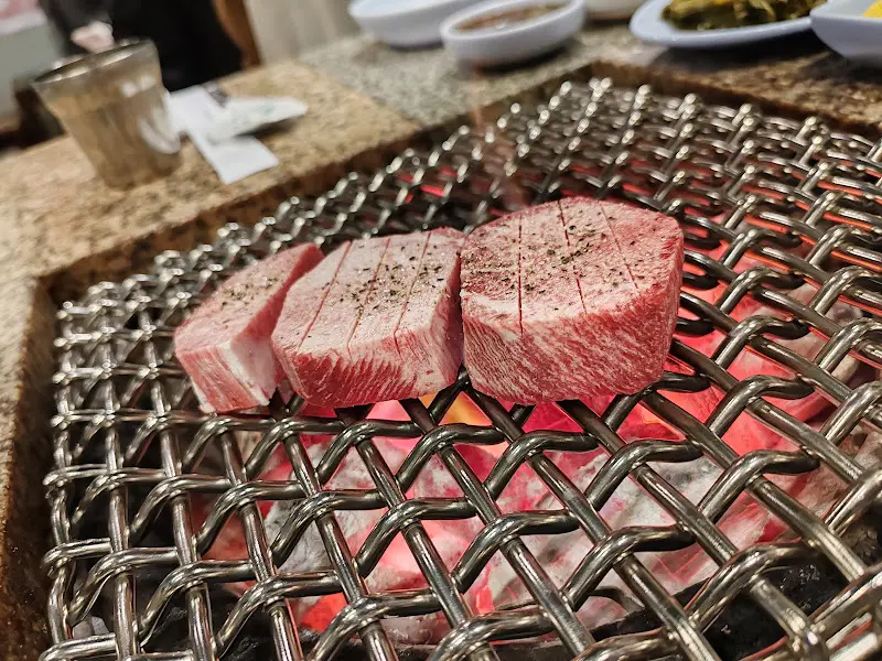 숯불 위에서 구워지는 두툼한 우설