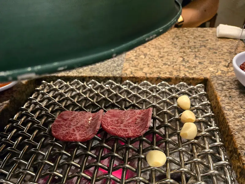숯불 위에서 구워지는 한우 등심 주물럭