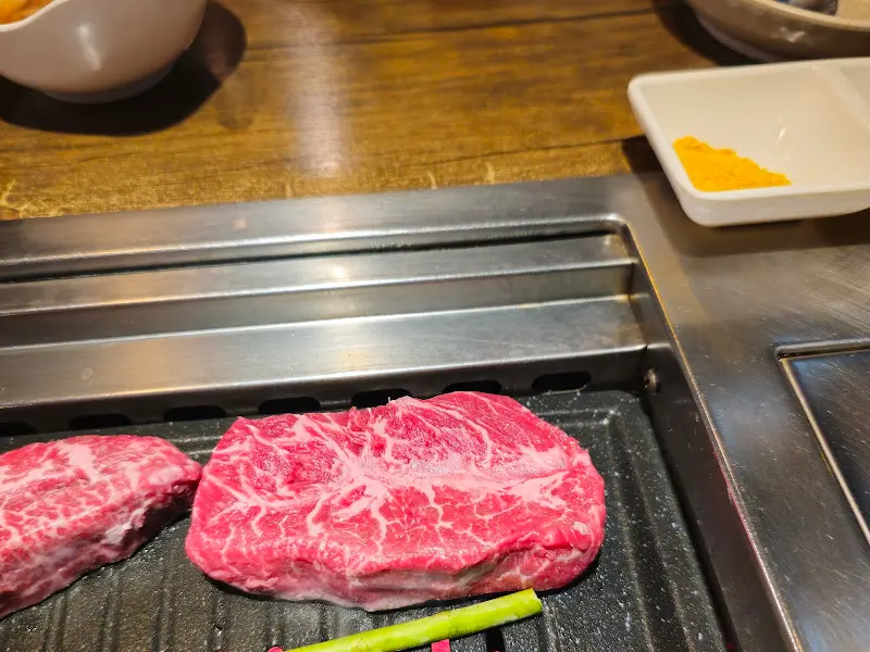 잘 구워진 소고기 한 점