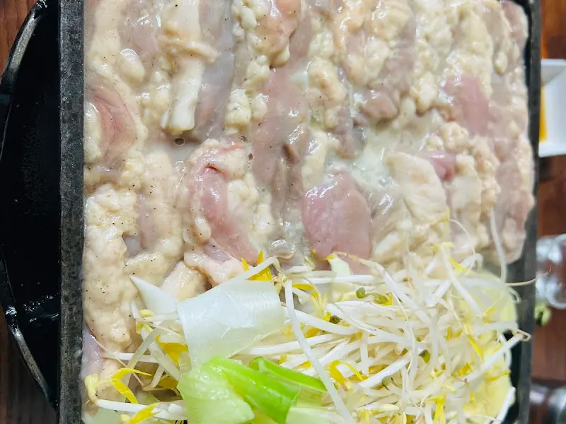 뽀얀 순곱창과 야채가 가득 담긴 무쇠판