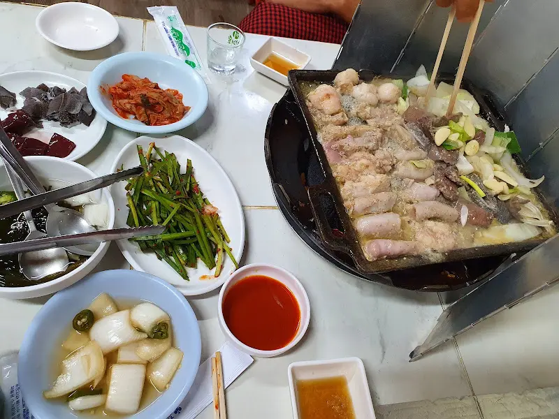 곱창과 함께 푸짐하게 차려진 한 상