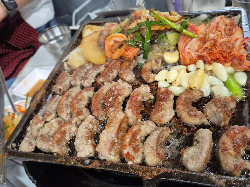 무쇠판 위에서 지글지글 익어가는 곱창, 양, 대창