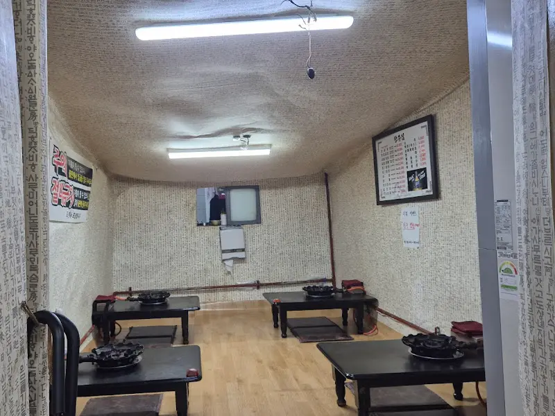 세월의 흔적이 느껴지는 황주집 내부