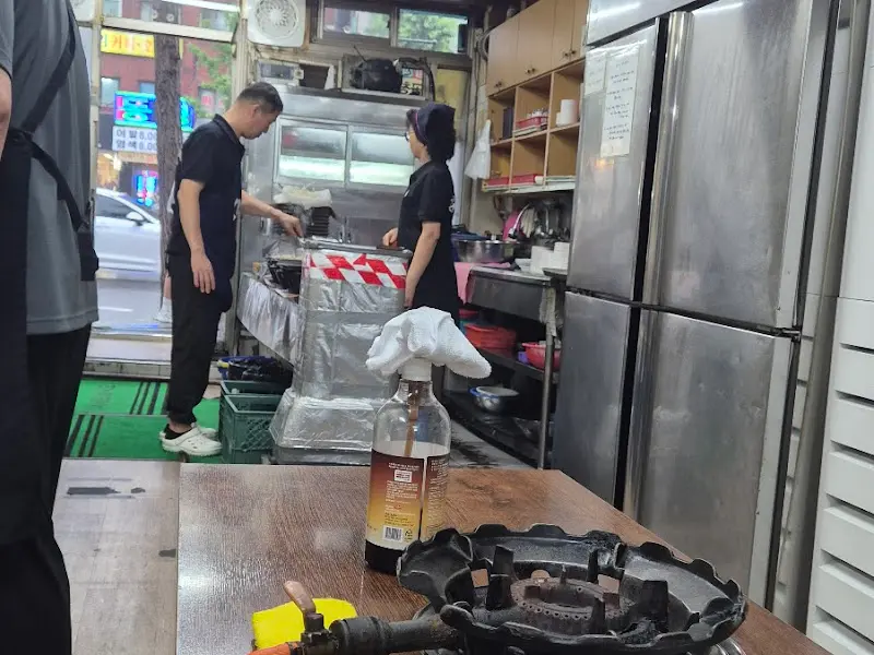 분주하게 움직이는 황주집 주방