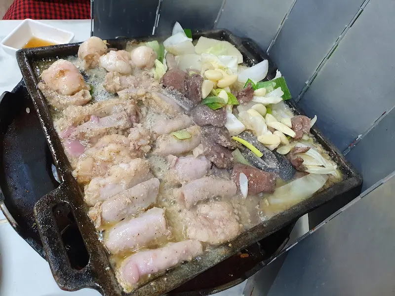 무쇠판 위에서 익어가는 곱창