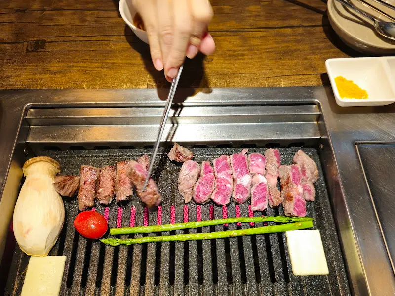 소고기를 굽는 모습