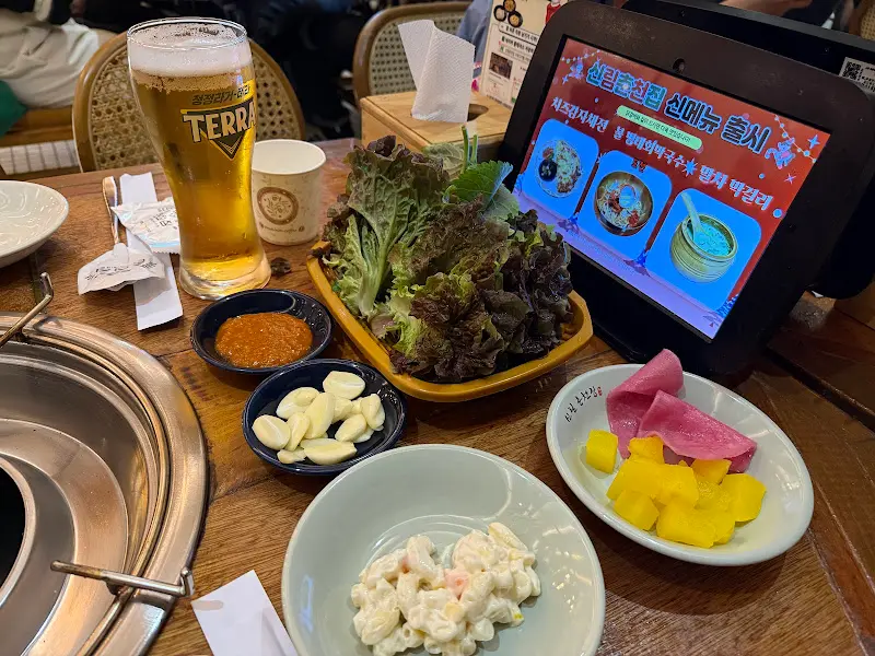 다양한 밑반찬이 준비된 테이블 세팅