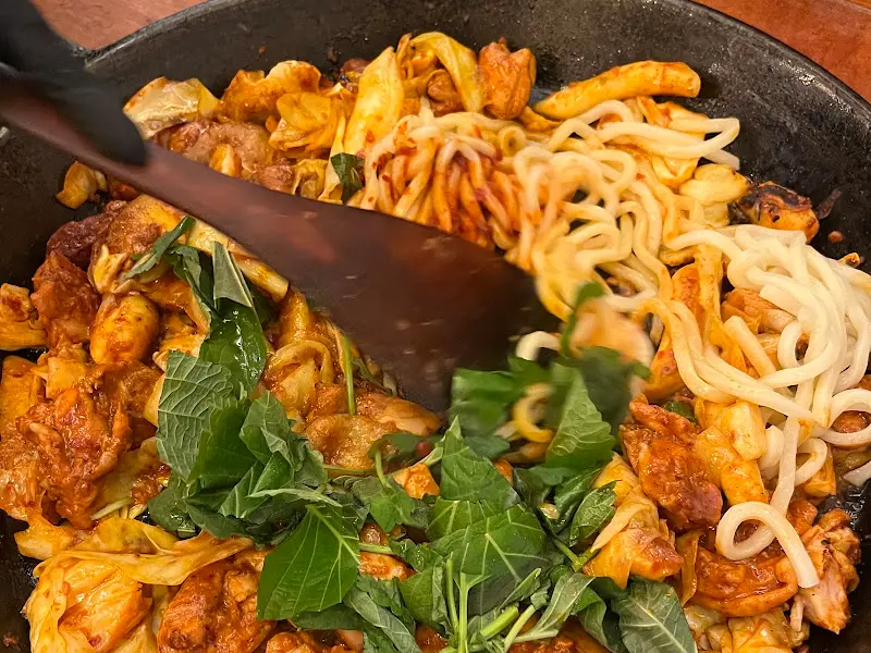 직원분이 볶아주는 닭갈비