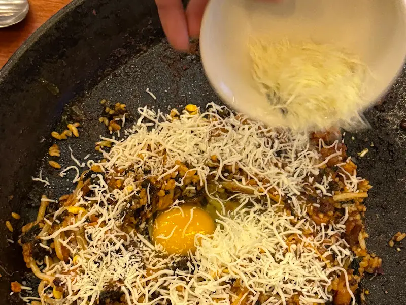 볶음밥에 치즈 추가