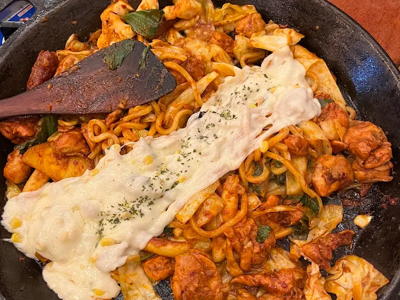 볶아지고 있는 닭갈비