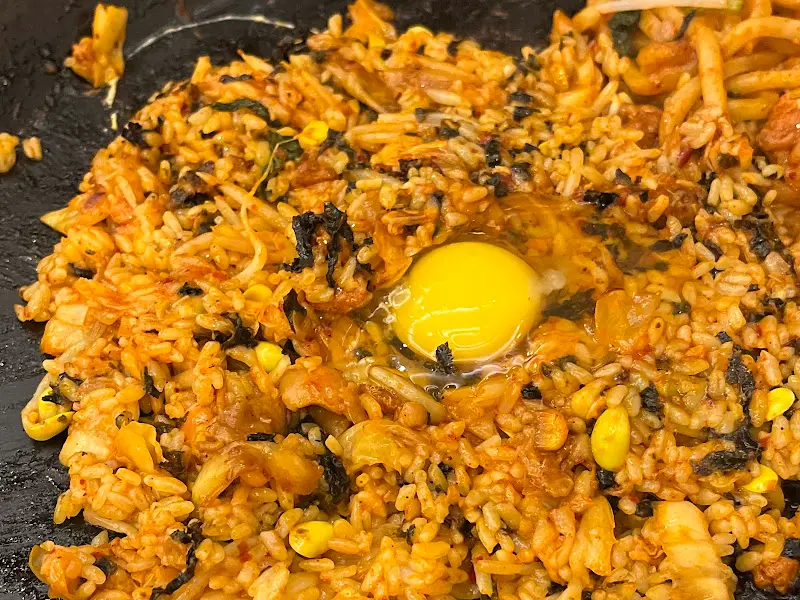 계란이 올라간 볶음밥