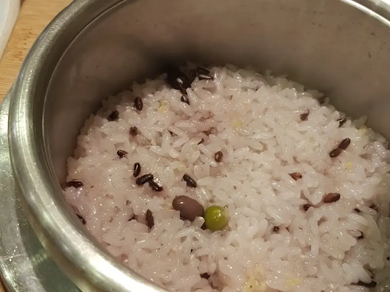 윤기가 흐르는 솥밥