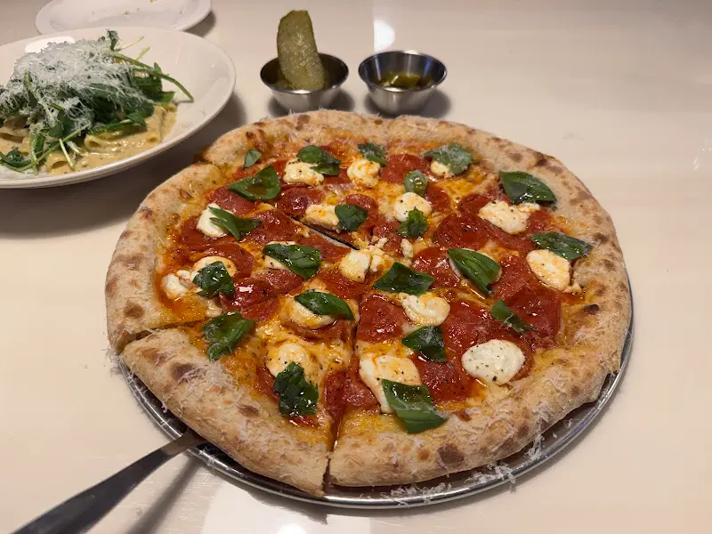 페퍼로니와 마르게리따 하프 앤 하프 피자