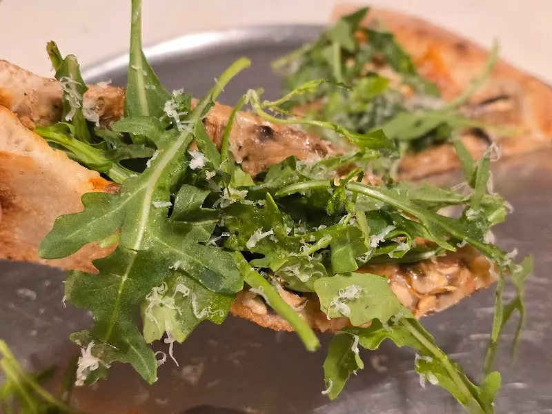 루꼴라가 풍성하게 올라간 피자