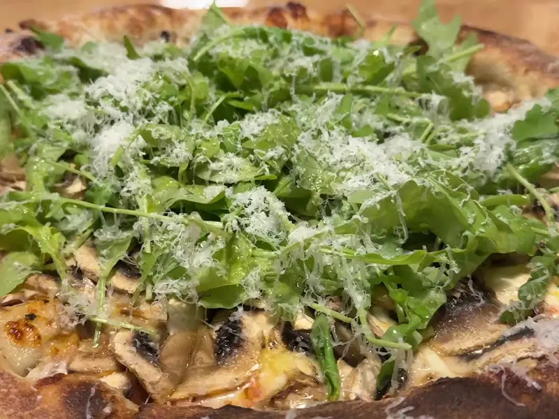 루꼴라가 듬뿍 올라간 트러플 머쉬룸 피자