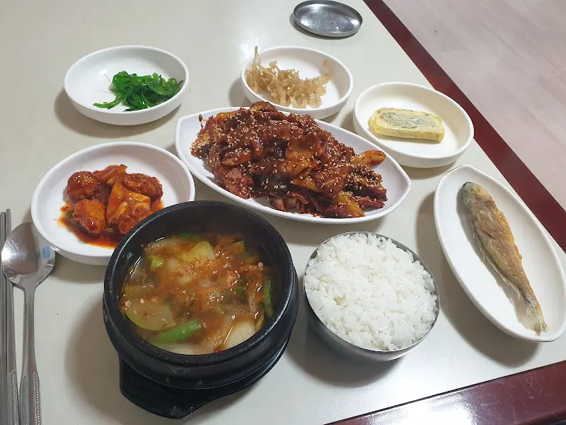 윤기가 흐르는 제육볶음과 반찬