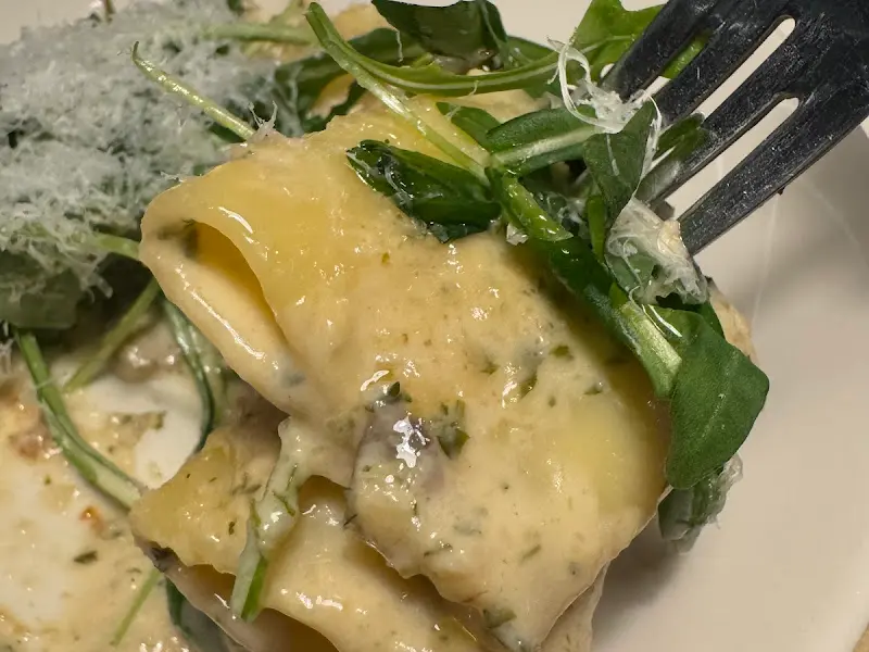 파스타를 포크로 돌돌 말아올린 모습