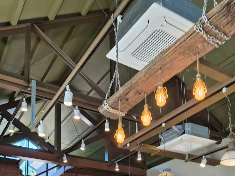 카페 천장의 조명