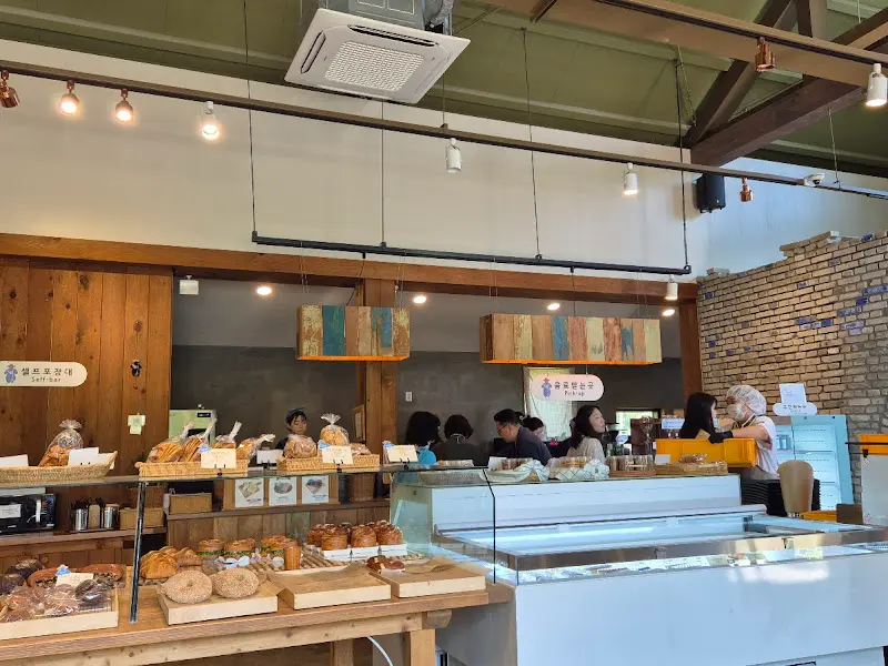 빵을 고르는 사람들