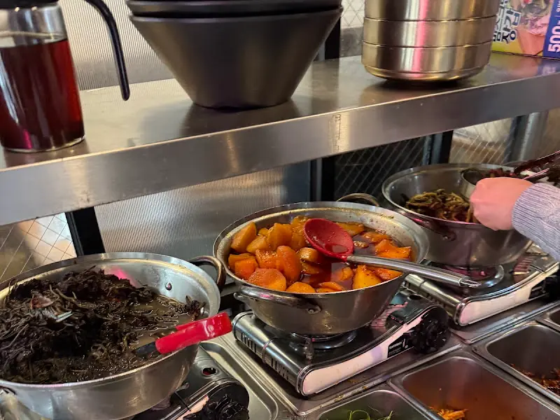 다양한 반찬이 준비된 셀프바