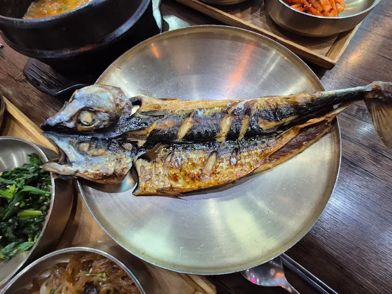 노릇노릇 구워진 고등어구이