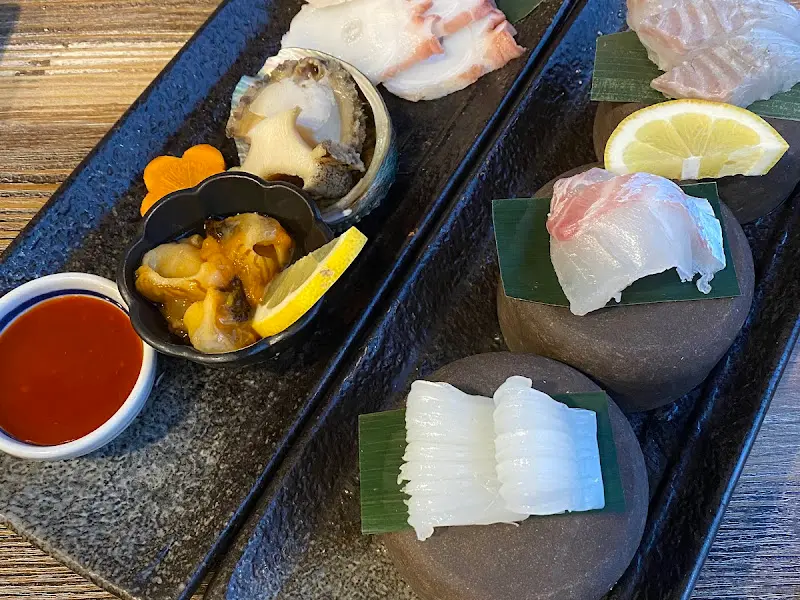 정갈하게 담겨 나온 해산물 모듬