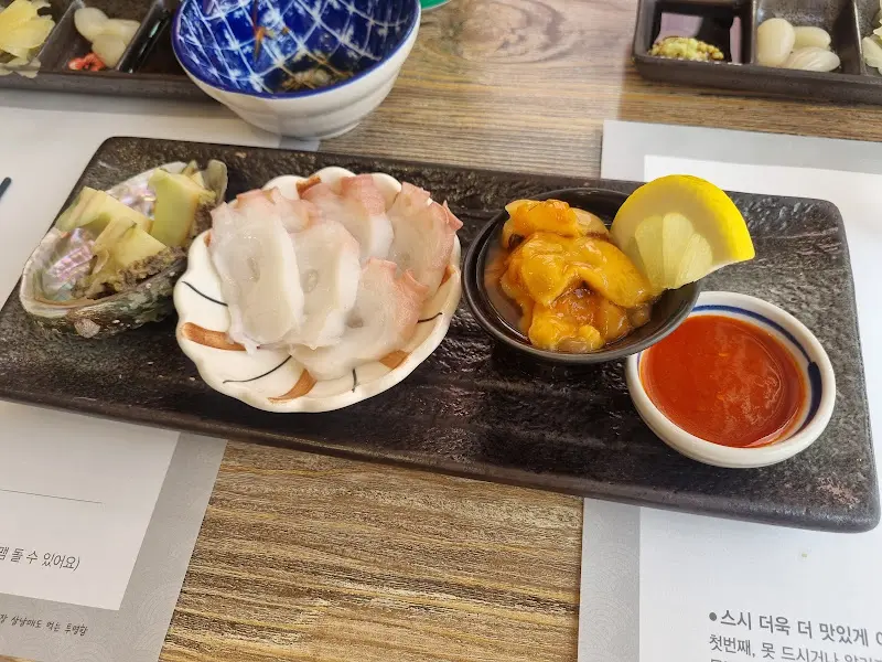 신선한 해산물과 곁들임 채소가 담겨 있는 접시