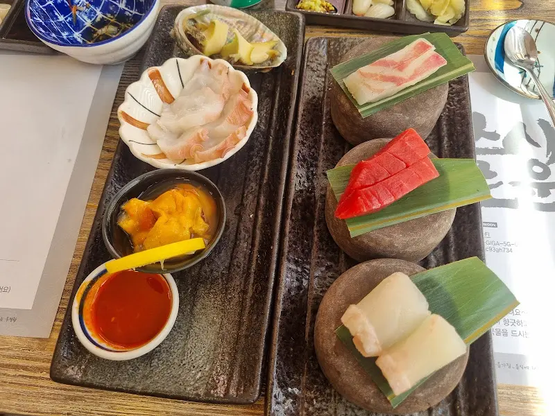 해산물 모듬과 초밥이 놓여진 테이블 전경