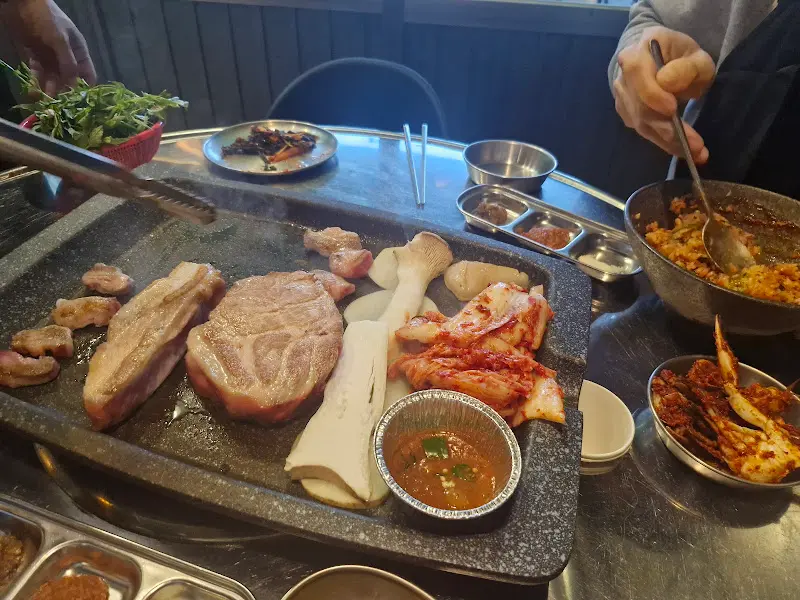 전문가의 손길로 구워지는 숙성 고기