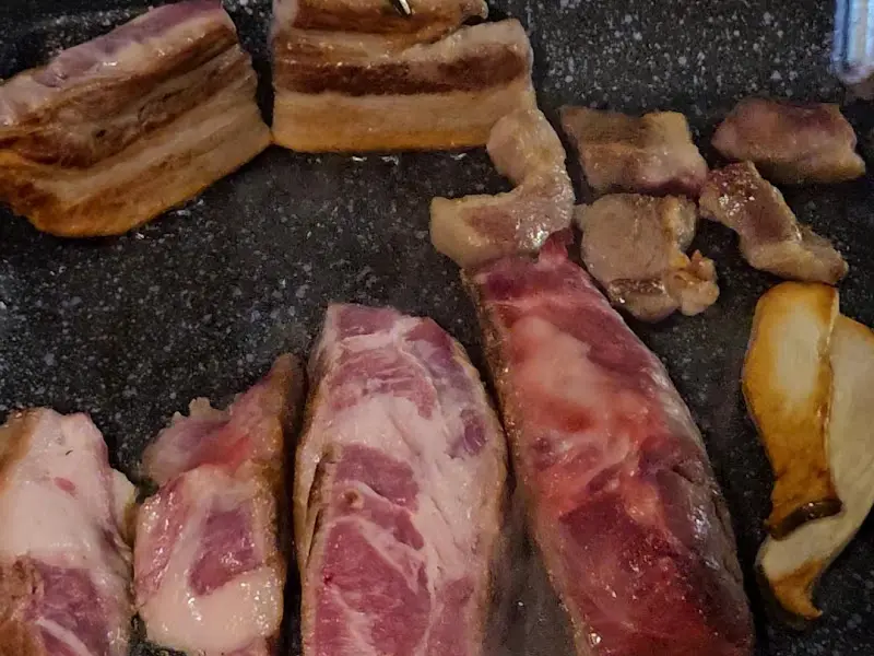 불판 위에서 맛있게 익어가는 고기