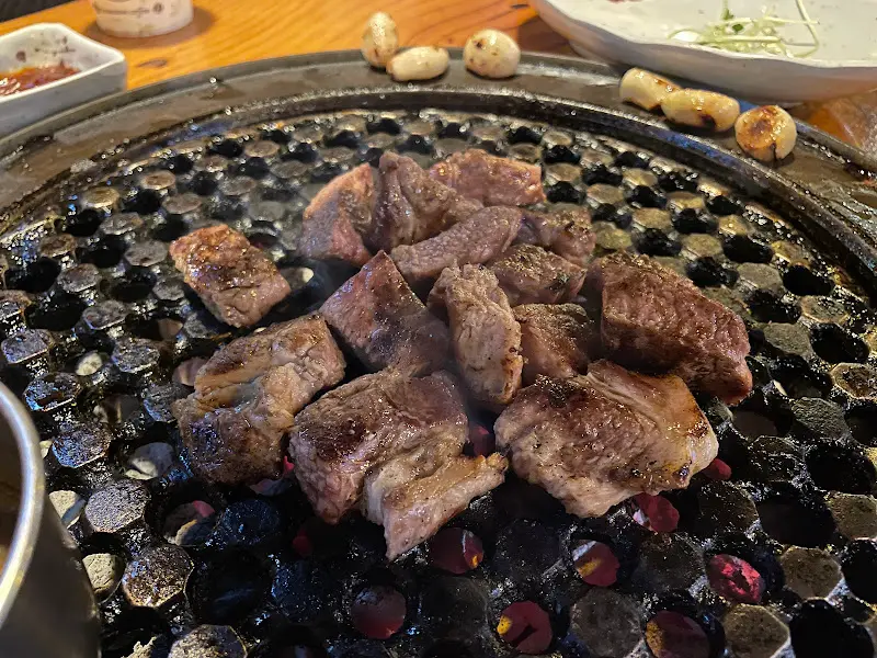 숯불 위에서 구워지는 두툼한 돼지고기