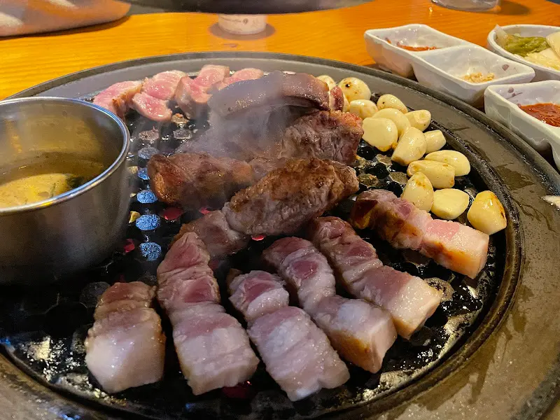 다양한 곁들임 메뉴와 함께 즐기는 돼지고기