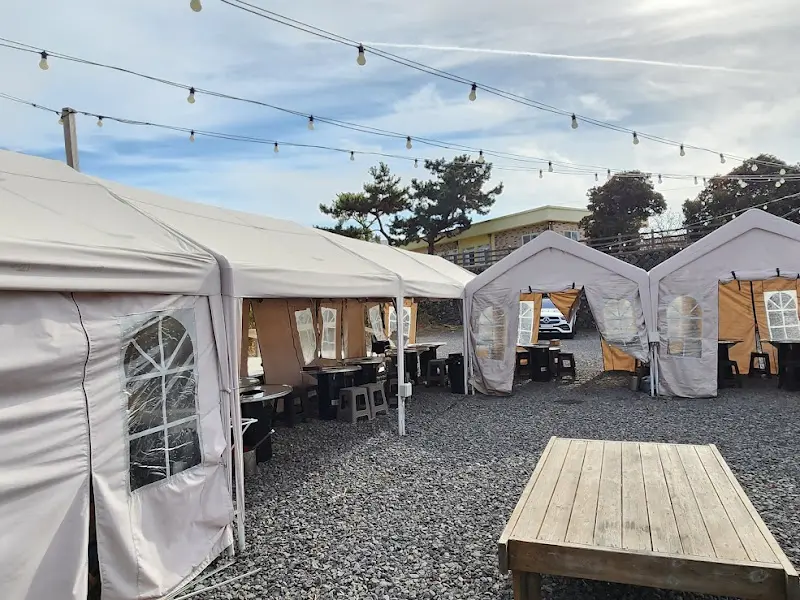 넓은 야외 테이블