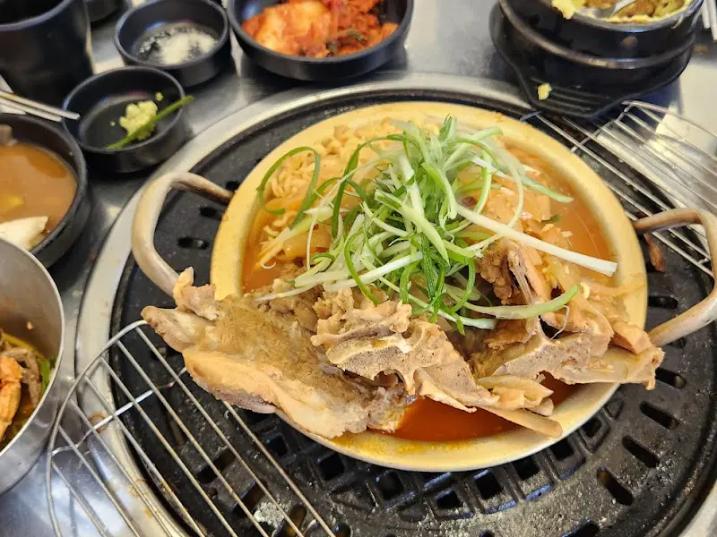 푸짐한 등뼈 김치찌개