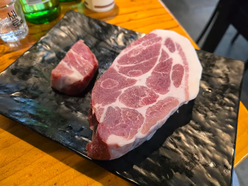 두툼한 목살 한 점