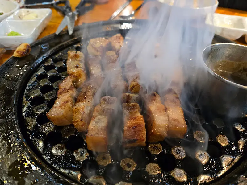 다양한 소스와 함께 즐기는 돼지고기