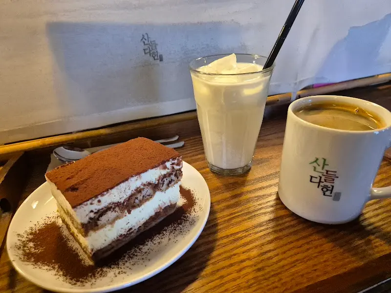 말차 티라미수와 아메리카노