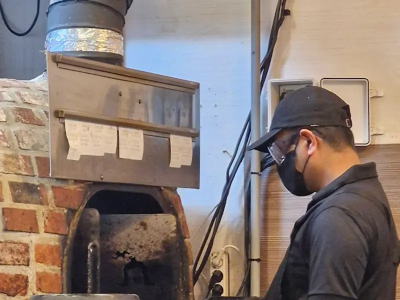 화덕에서 생선을 굽는 모습